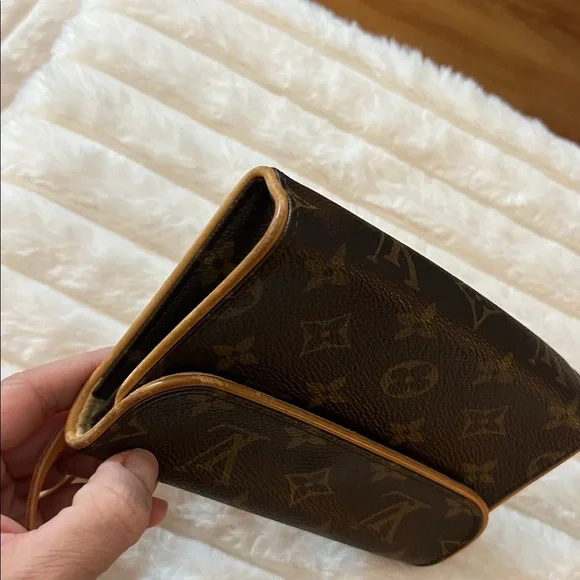 Louis Vuitton Classic Monogram Crossbody Bag - Picture 7 of 8